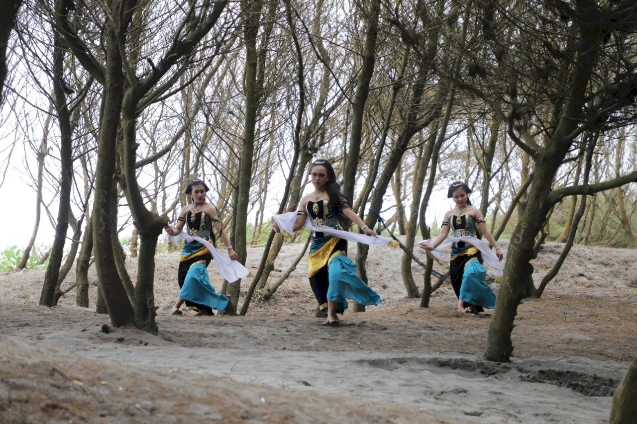 Kabupaten Bantul, yang terletak di Yogyakarta, terkenal dengan kekayaan budaya dan alamnya yang melimpah. Dinas Pariwisata Kabupaten Bantul berkomitmen untuk mengangkat dan mempromosikan warisan budaya daerah melalui berbagai atraksi wisata yang menarik. Salah satu program unggulan yang diluncurkan adalah gelaran atraksi wisata budaya, yang bertujuan untuk menjadikan Bantul sebagai destinasi wisata budaya yang utama. Dalam artikel ini, kita akan membahas empat aspek penting dari atraksi wisata budaya yang digelar oleh Dinas Pariwisata Kabupaten Bantul, mulai dari pengertian dan tujuan acara, jenis atraksi yang ditawarkan, dampak terhadap masyarakat lokal, hingga upaya promosi yang dilakukan untuk menarik wisatawan. 1. Pengertian dan Tujuan Atraksi Wisata Budaya Atraksi wisata budaya merupakan kegiatan yang dirancang untuk memamerkan kekayaan budaya suatu daerah, termasuk seni, tradisi, dan kebiasaan masyarakat setempat. Di Bantul, Dinas Pariwisata berupaya untuk melestarikan dan mempromosikan budaya lokal melalui gelaran atraksi ini. Tujuan utama dari atraksi wisata budaya di Kabupaten Bantul antara lain: Pelestarian Budaya: Dengan menggelar berbagai atraksi budaya, Dinas Pariwisata bertujuan untuk menjaga dan melestarikan warisan budaya yang mungkin terancam punah. Di tengah arus globalisasi, penting untuk memastikan bahwa generasi mendatang tetap mengenal dan menghargai budaya lokal. Pendidikan dan Kesadaran: Atraksi wisata budaya juga berfungsi sebagai sarana pendidikan bagi masyarakat dan pengunjung. Melalui kegiatan ini, pengunjung dapat belajar tentang sejarah, tradisi, dan nilai-nilai yang ada dalam masyarakat Bantul. Pembangunan Ekonomi: Melalui kegiatan wisata budaya, diharapkan dapat meningkatkan perekonomian lokal. Dengan menarik wisatawan, berbagai sektor ekonomi seperti perhotelan, restoran, dan pedagang lokal dapat berkembang pesat. Promosi Destinasi Wisata: Atraksi ini juga bertujuan untuk mempromosikan Kabupaten Bantul sebagai destinasi wisata yang kaya akan budaya. Dengan melakukan promosi yang tepat, Bantul dapat menarik lebih banyak wisatawan domestik maupun mancanegara. Pentingnya kebudayaan dalam kehidupan masyarakat tidak bisa dipandang sebelah mata. Melalui atraksi wisata budaya, Dinas Pariwisata Kabupaten Bantul berupaya untuk menjaga keberagaman budaya Indonesia, khususnya yang ada di Yogyakarta. 2. Jenis Atraksi yang Ditawarkan Dinas Pariwisata Kabupaten Bantul menawarkan berbagai jenis atraksi wisata budaya yang dapat dinikmati oleh pengunjung. Beberapa di antaranya meliputi: Pertunjukan Seni Tradisional: Salah satu daya tarik utama dari atraksi wisata budaya adalah pertunjukan seni tradisional, seperti tari, musik, dan teater. Di Bantul, pengunjung dapat menikmati pertunjukan seperti Tari Bedhaya, yang merupakan salah satu tari klasik Jawa yang sarat akan makna dan simbolisme. Festival Budaya: Dinas Pariwisata juga mengadakan festival budaya tahunan yang menampilkan berbagai aspek budaya lokal. Festival ini biasanya mencakup lomba seni, pameran kerajinan tangan, dan bazaar makanan khas Bantul. Dengan adanya festival ini, masyarakat lokal dapat berpartisipasi aktif dan memperkenalkan produk-produk mereka kepada pengunjung. Workshop dan Pelatihan: Selain pertunjukan, Dinas Pariwisata juga mengadakan workshop dan pelatihan untuk masyarakat dan pengunjung. Kegiatan ini bertujuan untuk meningkatkan keterampilan masyarakat dalam seni dan kerajinan tradisional, serta memberikan pengalaman langsung kepada wisatawan dalam menciptakan karya seni. Tur Budaya: Dinas Pariwisata juga menyediakan paket tur budaya yang memungkinkan pengunjung untuk menjelajahi tempat-tempat bersejarah dan situs budaya di Bantul. Dengan melakukan tur ini, pengunjung dapat lebih memahami konteks historis dan budaya dari setiap lokasi yang dikunjungi. Dengan berbagai jenis atraksi yang ditawarkan, Dinas Pariwisata Kabupaten Bantul berusaha untuk memberikan pengalaman budaya yang kaya dan beragam bagi pengunjung, sehingga mereka dapat merasakan langsung keindahan dan keunikan budaya Bantul. 3. Dampak terhadap Masyarakat Lokal Gelaran atraksi wisata budaya di Kabupaten Bantul tidak hanya memberikan pengalaman bagi pengunjung, tetapi juga memiliki dampak yang signifikan bagi masyarakat lokal. Beberapa dampak positif yang dapat dirasakan antara lain: Peningkatan Kesadaran Budaya: Dengan banyaknya atraksi budaya yang diadakan, masyarakat lokal menjadi lebih sadar akan kekayaan budaya yang mereka miliki. Hal ini mendorong masyarakat untuk lebih menghargai dan melestarikan adat istiadat serta tradisi yang ada. Penciptaan Lapangan Kerja: Atraksi wisata budaya seringkali melibatkan masyarakat lokal, baik sebagai pengisi acara maupun dalam sektor pendukung seperti kuliner dan kerajinan tangan. Ini membuka peluang kerja baru dan meningkatkan pendapatan masyarakat. Pengembangan Keterampilan: Melalui pelatihan dan workshop yang diadakan, masyarakat lokal memperoleh keterampilan baru yang dapat digunakan untuk menciptakan produk-produk seni dan kerajinan, sehingga berpotensi meningkatkan perekonomian lokal. Keterlibatan Masyarakat: Gelaran atraksi ini juga mendorong keterlibatan masyarakat dalam melestarikan budaya mereka. Masyarakat menjadi lebih aktif dalam mempromosikan dan menjaga tradisi yang ada, sehingga menciptakan rasa memiliki terhadap budaya lokal. Secara keseluruhan, dampak positif dari atraksi wisata budaya ini tidak hanya dirasakan oleh pengunjung, tetapi juga membawa perubahan yang signifikan dalam kehidupan masyarakat lokal di Kabupaten Bantul. 4. Upaya Promosi untuk Menarik Wisatawan Untuk memastikan suksesnya gelaran atraksi wisata budaya, Dinas Pariwisata Kabupaten Bantul melakukan berbagai strategi promosi yang bertujuan untuk menarik wisatawan. Beberapa upaya yang dilakukan antara lain: Media Sosial: Dinas Pariwisata memanfaatkan platform media sosial untuk mempromosikan atraksi wisata budaya. Dengan memposting konten menarik, seperti foto dan video pertunjukan, mereka dapat menjangkau audiens yang lebih luas dan menarik perhatian para wisatawan. Kerjasama dengan Influencer: Menggandeng influencer atau travel blogger untuk mengunjungi dan membagikan pengalaman mereka selama berada di Bantul dapat menjadi strategi efektif dalam menarik pengunjung. Testimoni dari mereka dapat memberikan pengaruh yang besar bagi calon wisatawan. Pembuatan Materi Promosi: Dinas Pariwisata juga mengedarkan brosur, pamflet, dan video promosi yang menampilkan berbagai atraksi wisata budaya. Materi ini dapat disebarkan di berbagai lokasi strategis, termasuk bandara, stasiun, dan tempat-tempat wisata lainnya. Partisipasi dalam Pameran Wisata: Dinas Pariwisata mengikuti berbagai pameran dan festival wisata baik di tingkat nasional maupun internasional untuk memperkenalkan Kabupaten Bantul sebagai destinasi wisata budaya yang menarik. Ini juga merupakan kesempatan untuk menjalin kerjasama dengan pihak-pihak lain di sektor pariwisata. Dengan berbagai upaya promosi yang dilakukan, Dinas Pariwisata Kabupaten Bantul berharap bisa menarik lebih banyak wisatawan untuk mengunjungi dan menikmati kekayaan budaya yang ada di daerah ini.