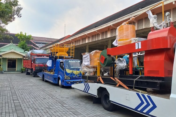 Krisis sampah merupakan masalah global yang juga dihadapi oleh banyak daerah di Indonesia, termasuk Bantul dan Yogyakarta. Dalam upaya mengatasi permasalahan ini, kedua wilayah tersebut telah menjalin kerja sama yang bertujuan untuk mengolah sampah secara berkelanjutan. Kerja sama ini diharapkan tidak hanya mampu menyelesaikan permasalahan lingkungan, tetapi juga memberikan dampak positif bagi pertumbuhan Usaha Mikro, Kecil, dan Menengah (UMKM) di daerah tersebut. Sultan Hamengkubuwono X sebagai pemimpin Yogyakarta pun berharap bahwa kolaborasi ini dapat mendorong perkembangan sektor UMKM, mengingat peran penting yang dimiliki oleh UMKM dalam perekonomian lokal. Artikel ini akan membahas lebih dalam mengenai kerja sama olah sampah antara Bantul dan Yogyakarta, serta dampaknya terhadap UMKM. 1. Membedah Kerja Sama Olah Sampah antara Bantul dan Yogyakarta Kerja sama antara Bantul dan Yogyakarta dalam pengelolaan sampah merupakan langkah cerdas untuk menghadapi permasalahan yang semakin kompleks di era modern ini. Dalam konteks ini, pengelolaan sampah menjadi sangat penting tidak hanya untuk menjaga keindahan kota, tetapi juga untuk kesehatan masyarakat dan keberlanjutan lingkungan. Secara umum, kerja sama ini mencakup berbagai elemen, mulai dari pengumpulan, pengolahan, hingga pendistribusian sampah yang diolah. Salah satu inisiatif yang dilakukan adalah membangun fasilitas pengolahan sampah terpadu yang mampu mengolah berbagai jenis sampah, baik organik maupun anorganik. Fasilitas ini diharapkan dapat meningkatkan kapasitas pengolahan sampah di kedua wilayah, sehingga mengurangi timbunan sampah yang selama ini menjadi masalah utama. Salah satu aspek penting dari kerja sama ini adalah edukasi masyarakat mengenai pentingnya pengelolaan sampah yang baik. Dalam hal ini, baik Bantul maupun Yogyakarta berkomitmen untuk melakukan sosialisasi kepada masyarakat agar lebih sadar akan pentingnya memilah sampah dari rumah. Dengan demikian, proses pengolahan sampah di fasilitas yang telah dibangun akan menjadi lebih efisien. Kerja sama ini juga melibatkan pengembangan teknologi dalam pengelolaan sampah, seperti pemanfaatan mesin pengolahan sampah yang dapat mengubah sampah menjadi energi atau bahan baku yang berguna. Teknologi ini diharapkan dapat meminimalisir dampak negatif sampah terhadap lingkungan serta mengoptimalkan nilai ekonomi dari sampah yang selama ini dianggap sebagai barang yang tidak berguna. Dalam konteks ini, partisipasi masyarakat sangatlah penting. Semakin banyak masyarakat yang terlibat dalam program pengelolaan sampah, semakin besar pula peluang untuk menciptakan lingkungan yang bersih dan sehat. Selain itu, pemerintah daerah juga akan melibatkan pihak swasta dalam kerja sama ini, baik dalam hal investasi maupun dalam hal pengembangan inovasi di bidang pengolahan sampah. 2. Dampak Kerja Sama Olah Sampah terhadap Lingkungan Kerja sama antara Bantul dan Yogyakarta dalam pengelolaan sampah diharapkan dapat memberikan dampak positif yang signifikan terhadap lingkungan. Salah satu dampak paling nyata dari kerja sama ini adalah pengurangan volume sampah yang dibuang ke tempat pembuangan akhir (TPA). Dengan adanya sistem pengolahan sampah yang lebih efektif, diharapkan dapat mengurangi jumlah sampah yang mencemari lingkungan. Selain itu, pengolahan sampah yang baik dapat mencegah pencemaran tanah dan air. Ketika sampah tidak dikelola dengan baik, maka akan terjadi pencemaran yang dapat merusak ekosistem. Dengan sistem pengolahan yang terintegrasi, pencemaran ini dapat diminimalkan. Misalnya, sampah organik dapat diolah menjadi kompos yang dapat digunakan sebagai pupuk, sementara sampah anorganik dapat didaur ulang menjadi produk baru. Lebih jauh, kerja sama ini juga akan membantu menjaga keanekaragaman hayati. Dengan mengurangi pencemaran dan menjaga kebersihan lingkungan, habitat bagi flora dan fauna akan tetap terjaga. Hal ini sangat penting untuk menciptakan ekosistem yang seimbang dan berkelanjutan. Sebagai tambahan, pengolahan sampah yang baik juga dapat berkontribusi pada perubahan iklim. Sampah yang terurai di TPA dapat menghasilkan gas metana, yang merupakan salah satu gas rumah kaca. Dengan mengolah sampah secara baik dan benar, kita dapat mengurangi emisi gas rumah kaca yang berbahaya bagi planet ini. Tak kalah pentingnya, kerja sama ini juga memberikan kesempatan bagi masyarakat untuk lebih peduli terhadap lingkungan. Melalui program-program edukasi dan sosialisasi, masyarakat diharapkan dapat lebih memahami pentingnya menjaga kebersihan lingkungan dan berkontribusi dalam pengelolaan sampah. Kesadaran ini merupakan langkah awal yang sangat penting untuk menciptakan masyarakat yang lebih bertanggung jawab terhadap lingkungan. 3. Peluang UMKM dalam Pengelolaan Sampah Di balik kerja sama olah sampah antara Bantul dan Yogyakarta, terdapat peluang besar bagi Usaha Mikro, Kecil, dan Menengah (UMKM). Dengan pengelolaan sampah yang lebih baik, akan muncul berbagai peluang bisnis baru yang berkaitan dengan pengolahan dan pemanfaatan sampah. Misalnya, UMKM dapat terlibat dalam proses daur ulang sampah plastik menjadi produk yang bernilai jual tinggi. Sultan Hamengkubuwono X menyatakan bahwa pengelolaan sampah ini diharapkan dapat menjadi stimulus bagi pertumbuhan UMKM di Yogyakarta dan Bantul. Peluang yang ada tidak hanya terbatas pada daur ulang, tetapi juga mencakup inovasi produk berbasis sampah, seperti kerajinan tangan, bahan baku kompos, hingga produk energi terbarukan dari sampah. Selain itu, UMKM juga dapat berperan dalam penyediaan layanan pengumpulan dan pemilahan sampah. Dengan melibatkan masyarakat dalam proses ini, UMKM dapat berkembang dengan baik, sekaligus memberikan manfaat langsung kepada masyarakat. Pengelolaan sampah yang melibatkan UMKM dapat menciptakan lapangan kerja baru, yang tentu saja akan berdampak positif terhadap perekonomian lokal. Lebih jauh, pelatihan dan pendampingan bagi pelaku UMKM dalam mengelola bisnis berbasis sampah juga sangat diperlukan. Pemerintah daerah dapat bekerja sama dengan berbagai lembaga untuk memberikan pelatihan keterampilan, akses modal, serta pemasaran produk. Dengan demikian, UMKM dapat lebih siap menghadapi tantangan di pasar yang semakin kompetitif. Dari perspektif lingkungan, inisiatif ini juga dapat memberikan dampak positif. Produk-produk yang dihasilkan dari pengolahan sampah dapat mengurangi ketergantungan pada bahan baku baru yang seringkali tidak ramah lingkungan. Selain itu, dengan memanfaatkan limbah sebagai bahan baku, UMKM dapat berkontribusi dalam mengurangi volume sampah yang dihasilkan. 4. Strategi Pembangunan Berkelanjutan melalui Kerja Sama ini Pembangunan berkelanjutan menjadi salah satu fokus utama dalam kerja sama olah sampah antara Bantul dan Yogyakarta. Kerja sama ini tidak hanya sekadar untuk mengatasi permasalahan sampah, tetapi juga untuk memastikan bahwa pengelolaan sampah dilakukan secara berkelanjutan. Salah satu strategi yang diterapkan adalah integrasi antara pengelolaan sampah dengan program-program pembangunan daerah lainnya. Misalnya, pengembangan fasilitas pengolahan sampah yang juga dapat dimanfaatkan untuk kegiatan pendidikan dan pelatihan masyarakat. Dengan cara ini, masyarakat tidak hanya diajarkan bagaimana cara mengelola sampah, tetapi juga diajak untuk berpartisipasi secara aktif dalam proses tersebut. Penggunaan teknologi dalam pengelolaan sampah juga menjadi salah satu fokus utama. Dengan memanfaatkan teknologi modern, seperti aplikasi pengelolaan sampah, diharapkan akan mempermudah masyarakat dalam memahami proses pengolahan sampah. Selain itu, teknologi juga dapat digunakan untuk memantau dan mengevaluasi efektivitas program pengelolaan sampah yang dijalankan. Kerja sama ini juga mencakup pengembangan kebijakan yang mendukung pengelolaan sampah berkelanjutan. Pemerintah daerah perlu merumuskan regulasi yang memudahkan masyarakat dan pelaku UMKM untuk terlibat dalam pengelolaan sampah. Kebijakan ini harus mencakup insentif bagi UMKM yang berkontribusi dalam pengelolaan sampah, serta sanksi bagi mereka yang tidak mematuhi aturan. Dengan menerapkan strategi pembangunan berkelanjutan, Bantul dan Yogyakarta dapat menciptakan lingkungan yang lebih bersih dan sehat, sambil tetap mendukung pertumbuhan ekonomi melalui pengembangan UMKM. Melalui kerja sama ini, diharapkan kedua daerah dapat menjadi contoh bagi daerah lainnya di Indonesia dalam mengelola sampah secara efektif dan berkelanjutan.