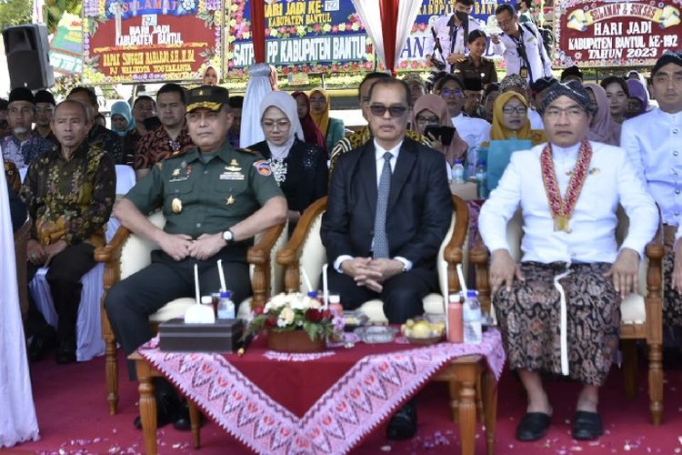 Kabupaten Bantul, yang terletak di Provinsi Daerah Istimewa Yogyakarta, merupakan salah satu daerah dengan kekayaan budaya dan sejarah yang sangat kental. Hari jadi kabupaten ini, yang dirayakan setiap tahun, menjadi momen penting bagi seluruh warga Bantul. Pada tahun ini, berbagai kegiatan dan perayaan menarik diselenggarakan untuk merayakan hari jadi ini. Dalam artikel ini, kita akan membahas berita terbaru seputar perayaan hari jadi Kabupaten Bantul, mulai dari kegiatan yang diadakan, makna di balik perayaan tersebut, hingga partisipasi masyarakat dan pemerintah. Mari kita eksplorasi lebih dalam bagaimana Kabupaten Bantul merayakan hari jadinya. Sejarah dan Makna Hari Jadi Kabupaten Bantul Sejarah hari jadi Kabupaten Bantul sangat erat kaitannya dengan perjalanan panjang dan perkembangan daerah ini. Kabupaten Bantul didirikan pada tanggal 20 Mei 1950, yang merupakan hari bersejarah bagi masyarakatnya. Berdasarkan catatan sejarah, Bantul pernah menjadi pusat pemerintahan yang strategis pada masa Kerajaan Mataram. Seiring berjalannya waktu, Bantul mengalami perkembangan yang pesat, baik dari segi infrastruktur, ekonomi, maupun sosial. Makna dari hari jadi ini bukan hanya sekadar merayakan usia Kabupaten Bantul, tetapi juga sebagai momen untuk merenungkan perjalanan yang telah dilalui. Perayaan ini menjadi ajang bagi masyarakat untuk menghargai jasa para pendiri dan pejuang yang telah berkontribusi terhadap pembangunan daerah. Selain itu, hari jadi ini juga menjadi momentum untuk meningkatkan rasa kebersamaan dan gotong royong antarwarga, serta memperkuat identitas budaya yang menjadi ciri khas Kabupaten Bantul. Di tahun ini, perayaan hari jadi Kabupaten Bantul mengusung tema "Bantul Bersatu, Membangun Bersama". Tema ini mencerminkan semangat kebersamaan yang ingin ditonjolkan oleh pemerintah daerah dan masyarakat. Dengan adanya tema ini, diharapkan dapat mempererat tali persaudaraan antarwarga dan mengajak masyarakat untuk berperan aktif dalam pembangunan daerah. Berbagai kegiatan seperti lomba seni, pameran budaya, dan seminar tentang potensi daerah digelar untuk menyemarakkan perayaan ini. Kegiatan Perayaan Hari Jadi Kabupaten Bantul Perayaan hari jadi Kabupaten Bantul selalu diwarnai dengan berbagai kegiatan yang menarik dan menggugah semangat masyarakat. Tahun ini, sejumlah acara telah dirancang untuk melibatkan sebanyak mungkin warga Bantul dan mengundang minat masyarakat luas. Mulai dari festival budaya, bazar makanan, hingga pertunjukan seni lokal, semua dirancang untuk menciptakan suasana yang meriah. Salah satu kegiatan unggulan dalam perayaan tahun ini adalah Festival Seni dan Budaya Bantul. Festival ini menampilkan beragam seni tradisional dari berbagai komunitas di Kabupaten Bantul, seperti tari, musik, dan seni lukis. Kegiatan ini tidak hanya bertujuan untuk melestarikan budaya lokal, tetapi juga untuk memberikan ruang bagi para seniman lokal untuk menunjukkan bakat dan karyanya. Dalam festival ini, pengunjung juga dapat menikmati kuliner khas Bantul yang terkenal lezat. Selain festival seni, pemerintah daerah juga menggelar lomba olahraga tradisional, yang melibatkan berbagai kalangan, mulai dari anak-anak hingga orang dewasa. Lomba ini diharapkan dapat meningkatkan kesadaran akan pentingnya kesehatan melalui olahraga, serta mempererat hubungan antarwarga. Tak ketinggalan, pameran produk lokal juga digelar untuk mendukung para pelaku usaha kecil dan menengah di Kabupaten Bantul, dengan harapan dapat meningkatkan perekonomian masyarakat. Dengan berbagai kegiatan yang diadakan, diharapkan masyarakat dapat merasakan kebersamaan dan semangat hari jadi Kabupaten Bantul. Setiap orang diundang untuk berpartisipasi dalam perayaan ini, tidak hanya untuk merayakan, tetapi juga untuk mengekspresikan cinta dan bangga terhadap daerahnya. Hal ini sejalan dengan visi dan misi pemerintah daerah yang ingin menciptakan masyarakat yang aktif dan berdaya saing. Partisipasi Masyarakat dalam Perayaan Suksesnya perayaan hari jadi Kabupaten Bantul tidak terlepas dari partisipasi masyarakat. Selama persiapan dan pelaksanaan acara, berbagai kelompok masyarakat, organisasi, dan komunitas lokal ikut ambil bagian. Dari mulai relawan, penggiat seni, hingga pelaku usaha, semuanya berkontribusi untuk menyukseskan rangkaian acara perayaan. Partisipasi masyarakat terlihat jelas dalam festival seni dan budaya yang diadakan. Banyak seniman lokal yang menampilkan karya-karya mereka, baik dalam bentuk pertunjukan maupun pameran. Masyarakat tidak hanya sebagai penonton, tetapi juga sebagai peserta aktif yang mengikuti lomba dan kegiatan lainnya. Hal ini menunjukkan bahwa masyarakat Bantul memiliki rasa kepemilikan yang tinggi terhadap budaya dan tradisi daerahnya. Pemerintah daerah juga mendorong partisipasi masyarakat melalui program-program yang melibatkan warga. Misalnya, dengan mengadakan pelatihan dan workshop tentang keterampilan berkesenian dan kewirausahaan. Kegiatan ini bertujuan untuk meningkatkan kemampuan dan kreativitas masyarakat, sehingga mereka dapat berkontribusi lebih besar dalam perayaan dan pembangunan daerah. Keterlibatan masyarakat dalam perayaan ini menciptakan rasa kebersamaan yang kuat dan memperkuat identitas lokal. Melalui partisipasi aktif, masyarakat dapat merasakan kebanggaan menjadi bagian dari Kabupaten Bantul yang kaya akan budaya dan sejarah. Perayaan ini bukan hanya sekadar acara tahunan, tetapi merupakan pengingat bahwa setiap individu memiliki peran penting dalam melestarikan dan memajukan daerahnya. Harapan untuk Masa Depan Kabupaten Bantul Dengan perayaan hari jadi Kabupaten Bantul yang meriah, muncul harapan baru bagi masyarakat dan pemerintah daerah. Harapan ini tidak hanya terkait dengan keberhasilan acara, tetapi juga berkaitan dengan masa depan Kabupaten Bantul secara keseluruhan. Masyarakat berharap agar perayaan ini dapat memberikan dampak positif, baik dalam aspek sosial, ekonomi, maupun budaya. Salah satu harapan besar adalah peningkatan kesadaran masyarakat akan pentingnya pelestarian budaya dan lingkungan. Dengan semakin banyaknya kegiatan yang mengedukasi masyarakat mengenai sejarah dan tradisi daerah, diharapkan generasi muda dapat lebih mencintai dan melestarikan warisan budaya yang ada. Selain itu, kegiatan ini juga dapat memicu minat wisatawan untuk berkunjung ke Kabupaten Bantul, sehingga perekonomian daerah dapat tumbuh dengan baik. Pemerintah daerah pun berharap agar setiap perayaan dapat menjadi refleksi dari kemajuan yang telah dicapai, serta tantangan yang harus dihadapi ke depan. Dengan adanya partisipasi masyarakat yang tinggi, diharapkan dapat terbangun rasa saling percaya dan kolaborasi antara pemerintah dan masyarakat dalam merancang program-program pembangunan yang lebih baik. Hal ini menjadi sangat penting dalam mewujudkan Kabupaten Bantul yang lebih maju, berdaya saing, dan berkelanjutan. Secara keseluruhan, hari jadi Kabupaten Bantul adalah momen untuk bersyukur atas pencapaian yang telah diraih, sekaligus sebagai momentum untuk terus berinovasi dan berkembang demi kemajuan daerah. Dengan semangat "Bantul Bersatu, Membangun Bersama", diharapkan semua elemen masyarakat dapat terus bersinergi untuk menciptakan Kabupaten Bantul yang lebih baik di masa depan.