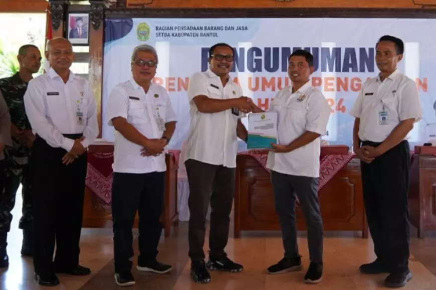 Pengadaan barang dan jasa merupakan salah satu aspek penting dalam pelaksanaan pemerintahan yang baik dan efisien. Di Kabupaten Bantul, Pemkab berkomitmen untuk memprioritaskan penggunaan produk dalam negeri dalam setiap proses pengadaan. Pada tahun ini, target yang dicanangkan adalah 95 persen produk yang digunakan dalam pengadaan barang dan jasa harus berasal dari dalam negeri. Kebijakan ini tidak hanya bertujuan untuk mendukung pertumbuhan ekonomi lokal, tetapi juga untuk meningkatkan kualitas produk yang dihasilkan oleh industri dalam negeri. Dalam artikel ini, kita akan membahas lebih dalam mengenai kebijakan pengadaan barang dan jasa Pemkab Bantul, manfaatnya, kendala yang dihadapi, serta langkah-langkah yang diambil untuk mencapai target tersebut. 1. Kebijakan Pengadaan Barang dan Jasa Pemkab Bantul Kebijakan pengadaan barang dan jasa oleh Pemkab Bantul difokuskan pada pemenuhan kebutuhan pemerintah daerah melalui produk-produk yang dihasilkan oleh industri lokal. Kebijakan ini dilandasi oleh prinsip keberlanjutan dan dukungan terhadap perekonomian domestik. Dengan mengutamakan produk dalam negeri, Pemkab Bantul bertujuan untuk: Meningkatkan daya saing produk lokal: Dengan memprioritaskan produk lokal, Pemkab Bantul berharap dapat meningkatkan kualitas dan daya saing barang dan jasa yang dihasilkan oleh para pelaku industri lokal. Hal ini dapat mendorong inovasi dan perkembangan industri di daerah tersebut. Mendukung perekonomian lokal: Pengadaan barang dan jasa dari produk dalam negeri akan memberikan dampak positif bagi perekonomian lokal, termasuk peningkatan lapangan kerja dan pendapatan bagi masyarakat. Ini adalah langkah penting dalam rangka menciptakan ketahanan ekonomi di tingkat daerah. Mengurangi ketergantungan terhadap produk impor: Dengan meningkatkan penggunaan produk dalam negeri, Pemkab Bantul berupaya untuk mengurangi ketergantungan terhadap produk impor yang sering kali lebih mahal dan rentan terhadap fluktuasi harga di pasar internasional. Meningkatkan transparansi dan akuntabilitas: Pemkab Bantul berkomitmen untuk melakukan pengadaan yang transparan dan akuntabel, sehingga semua proses pengadaan dapat dipantau dan dievaluasi oleh masyarakat. 2. Manfaat Penggunaan Produk Dalam Negeri Penggunaan produk dalam negeri dalam pengadaan barang dan jasa Pemkab Bantul memiliki sejumlah manfaat yang signifikan. Beberapa di antaranya adalah: Penguatan ekonomi lokal: Ketika Pemkab Bantul memprioritaskan produk lokal, dana yang digunakan untuk pengadaan akan tetap berputar di dalam komunitas lokal. Hal ini membantu menciptakan ekosistem ekonomi yang lebih berkelanjutan dan mendorong pertumbuhan UMKM (Usaha Mikro, Kecil, dan Menengah) di daerah tersebut. Peningkatan kualitas produk: Dengan adanya dukungan dari pemerintah, industri lokal akan lebih termotivasi untuk meningkatkan kualitas produk yang mereka hasilkan. Hal ini sejalan dengan keinginan untuk memenangkan tender pengadaan barang dan jasa dari Pemkab Bantul. Pengurangan dampak lingkungan: Produk lokal biasanya memiliki jejak karbon yang lebih rendah dibandingkan produk impor, karena proses transportasi yang lebih singkat. Dengan demikian, penggunaan produk dalam negeri dapat membantu mengurangi dampak lingkungan dari aktivitas pengadaan. Pembangunan keterampilan dan kapasitas: Melalui pengadaan barang dan jasa, Pemkab Bantul dapat berkontribusi dalam peningkatan keterampilan dan kapasitas pekerja lokal. Pelaku industri akan lebih terdorong untuk melakukan pelatihan dan pengembangan sumber daya manusia. Mendorong inovasi: Dengan adanya permintaan yang stabil dari pemerintah, industri lokal akan lebih berani berinovasi dan mengembangkan produk baru yang sesuai dengan kebutuhan pasar dan pemerintah. 3. Kendala dalam Pengadaan Barang dan Jasa Meskipun target penggunaan 95 persen produk dalam negeri merupakan langkah yang positif, terdapat beberapa kendala yang dihadapi oleh Pemkab Bantul dalam mencapai target tersebut. Beberapa kendala tersebut antara lain: Keterbatasan kapasitas produksi: Beberapa pelaku industri lokal mungkin belum memiliki kapasitas produksi yang memadai untuk memenuhi kebutuhan pengadaan. Ini bisa menjadi tantangan utama jika permintaan dari pemerintah meningkat secara signifikan. Kualitas produk yang bervariasi: Tidak semua produk lokal memiliki kualitas yang memenuhi standar yang ditetapkan oleh Pemkab Bantul. Oleh karena itu, perlu adanya seleksi yang ketat untuk memastikan bahwa produk yang digunakan dalam pengadaan memenuhi kriteria yang diinginkan. Kurangnya informasi dan akses pasar: Banyak pelaku usaha lokal yang tidak memiliki informasi yang cukup tentang peluang pengadaan barang dan jasa dari pemerintah. Upaya untuk meningkatkan akses informasi dan pasar menjadi penting untuk mendukung kebijakan ini. Birokrasi yang rumit: Proses pengadaan di tingkat pemerintah kerap kali melibatkan banyak tahapan dan persyaratan. Birokrasi yang rumit dapat menjadi penghambat bagi pelaku usaha lokal yang ingin berpartisipasi dalam proses pengadaan. Kompetisi dengan produk impor: Meskipun implementasi kebijakan ini bertujuan untuk mengurangi ketergantungan pada produk impor, tetap saja ada tantangan dalam bersaing dengan produk luar negeri yang mungkin lebih murah atau lebih berkualitas. 4. Langkah-Langkah untuk Mencapai Target Untuk mencapai target penggunaan 95 persen produk dalam negeri, Pemkab Bantul telah merumuskan sejumlah langkah strategis yang akan dilaksanakan. Beberapa langkah tersebut meliputi: Sosialisasi kepada pelaku usaha: Pemkab Bantul akan melakukan sosialisasi kepada pelaku usaha lokal tentang peluang dan syarat dalam pengadaan barang dan jasa. Dengan memberikan pemahaman yang jelas, diharapkan lebih banyak pelaku usaha yang terlibat. Meningkatkan kualitas produk lokal: Kerja sama dengan lembaga pendidikan dan pelatihan untuk memberikan pelatihan kepada pelaku industri tentang peningkatan kualitas produk menjadi langkah penting. Kualitas yang baik akan menjadi daya tarik utama dalam pengadaan. Penyederhanaan proses pengadaan: Pemkab Bantul dapat melakukan evaluasi terhadap proses pengadaan yang ada untuk menemukan cara-cara yang lebih efektif dan efisien, sehingga pelaku usaha lokal tidak merasa terbebani oleh birokrasi yang rumit. Pemberian insentif bagi pelaku usaha lokal: Pemkab Bantul dapat merancang skema insentif bagi pelaku usaha yang berhasil memenuhi kriteria produk lokal. Insentif ini bisa berupa bantuan teknis, akses pasar, atau dukungan dalam promosi produk lokal. Monitoring dan evaluasi: Melakukan monitoring secara berkala terhadap pelaksanaan kebijakan dan hasil yang dicapai. Dengan melakukan evaluasi, Pemkab Bantul bisa mengidentifikasi masalah yang muncul dan merumuskan solusi yang tepat.